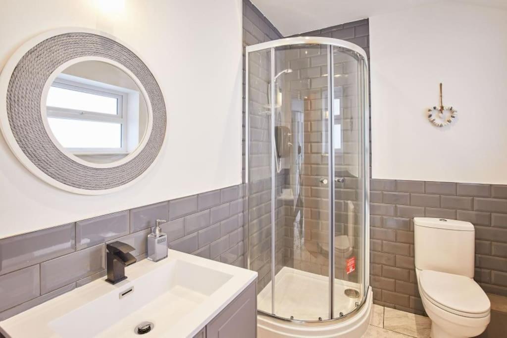 Apt 1 - Queens Court Скарбъро Екстериор снимка