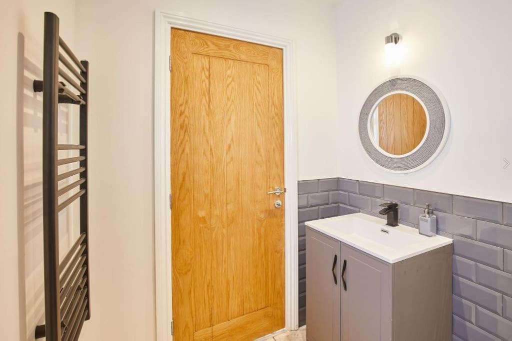 Apt 1 - Queens Court Скарбъро Екстериор снимка